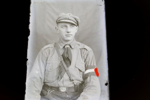 altes Glasnegativ - Hitlerjunge, Pimpf , mit Schirmmütze